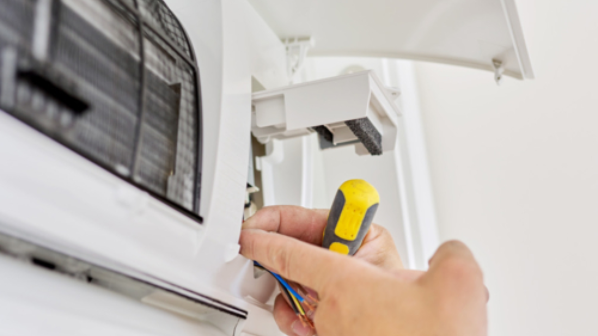 Entretien pompe à chaleur nettoyage et vérification unité intérieure